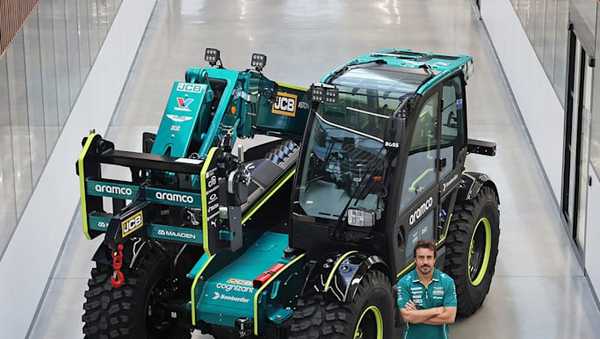 Фернандо Алонсо с AMR (в цвете)